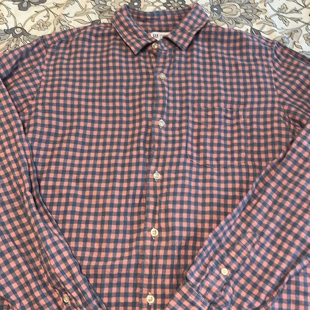 Men’s Gap button down shirt